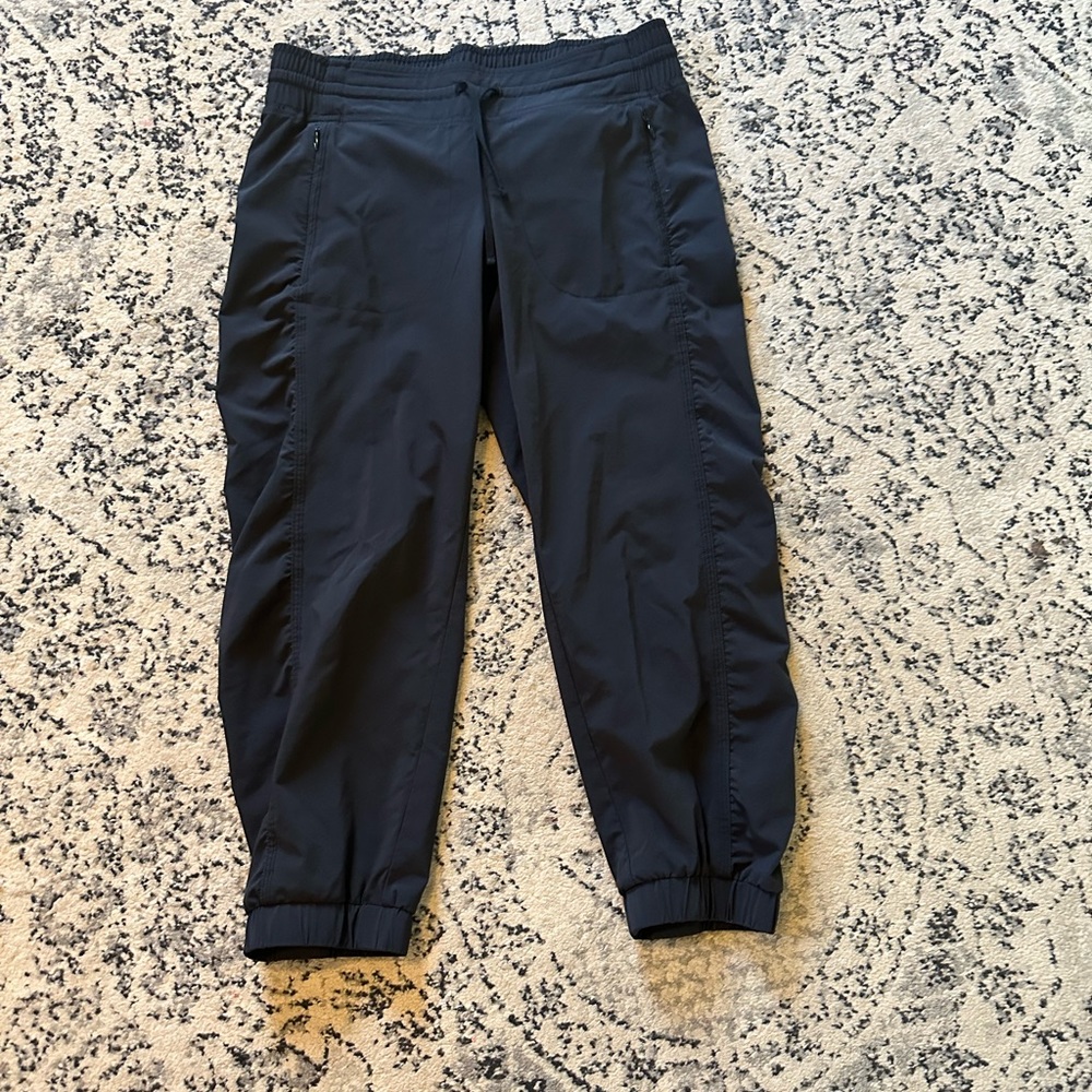 Athleta black cropped drawstring joggers size 2 with 4 zip pockets